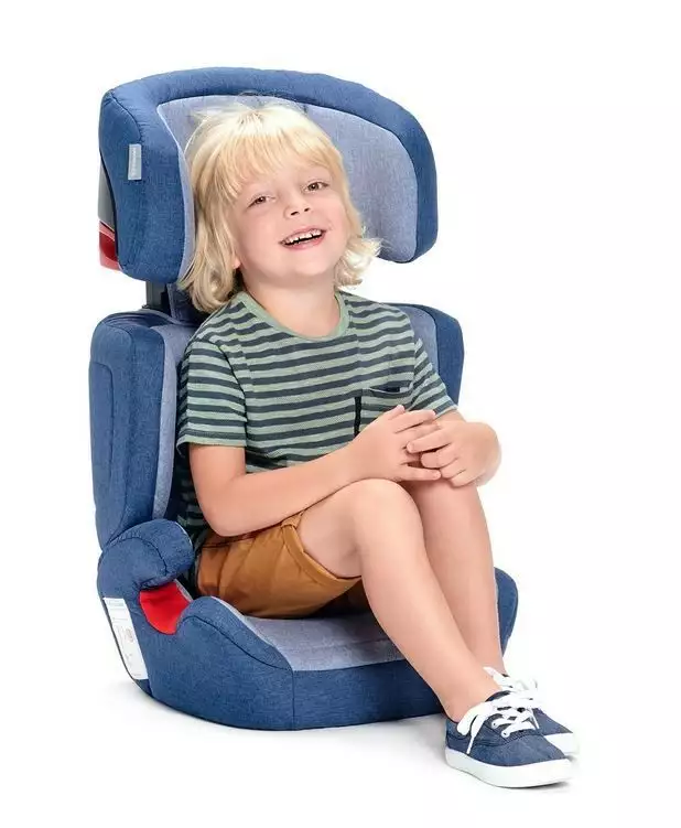 Ilustracja: dziecko siedzace w foteliku samochodowym Kinderkraft